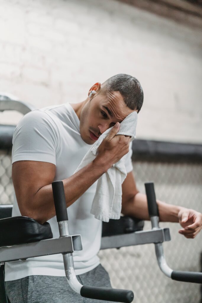 Atleet geniet van een welverdiende rusttijd tussen de trainingssessies, in lijn met de optimale ruststrategieën voor trainingen.