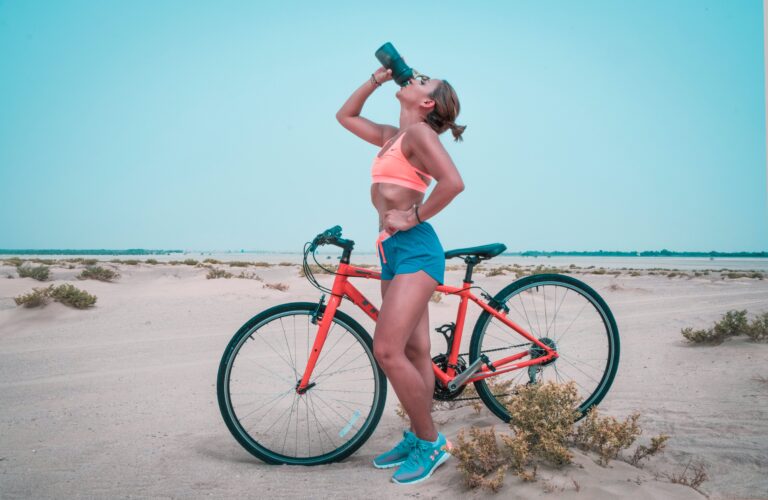 Sporter die water drinkt -Hoeveel Water Moet Ik Drinken voor Optimale Prestaties?