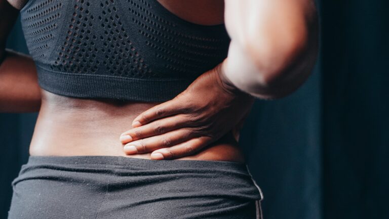 Persoon die rugversterkende oefeningen uitvoert in FitLipGym, demonstratie van effectieve technieken voor rug en gezondheid.