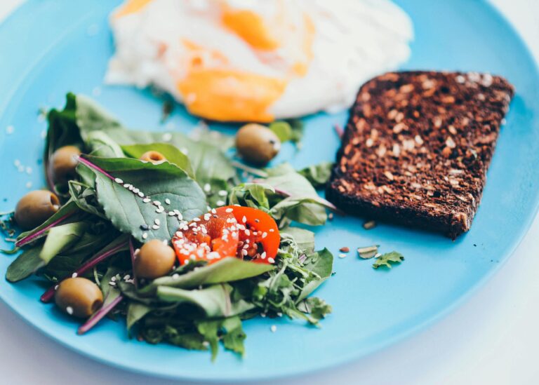 Volkoren brood en groenten, een bron van energie uit voeding voor langdurige prestaties.